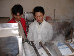 技術(shù)人員教客戶調(diào)節(jié)河粉的厚薄.jpg