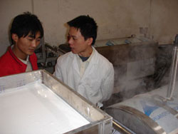 客戶自己動手調(diào)節(jié)河粉的厚薄.jpg